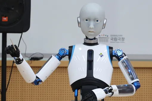 Робот-дирижер провел концерт оркестра в Сеуле