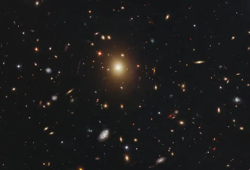 В центре изображения Гигантская эллиптическая галактика в центре этого изображения является самым массивным и ярким членом скопления галактик Abell 2261. Галактика шириной более миллиона световых лет примерно в 10 раз больше нашей галактики Млечный Путь