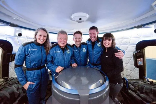 Blue Origin отправила в космос 90-летнего Уильяма Шетнера, сыгравшего капитана Кирка в «Звездном пути»