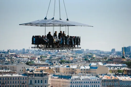 Ужин на небесах: на Усачевском рынке проходят гастроли проекта Dinner in the Sky