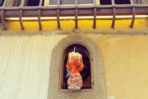 В Тоскане из-за коронавируса бары и рестораны начали продавать еду и напитки через «винные окна»