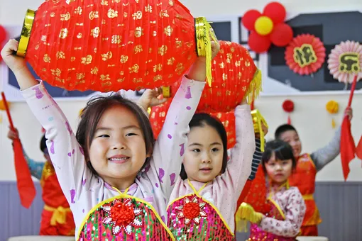 Власти Китая разрешили семьям заводить третьего ребенка