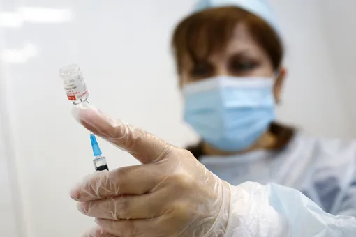 Разработчик вакцины «ЭпиВакКорона» начал тестировать ее трехкратное введение