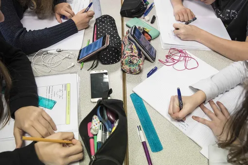 Четверть российских школ запретили использовать мобильные телефоны на уроках