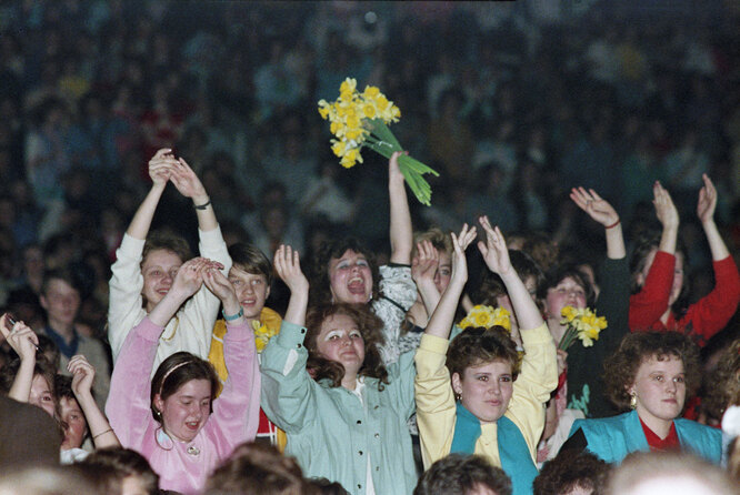 СССР. Москва. 1 мая 1989 г. Зрители во время выступления коллектива в спорткомплексе "Олимпийский". Нетелев Роберт/Фотохроника ТАСС