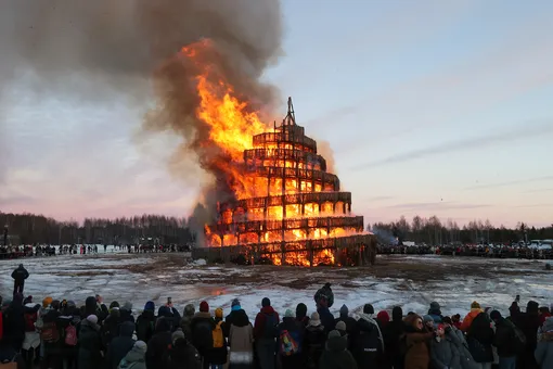 В Никола-Ленивце на Масленицу сожгли Вавилонскую башню