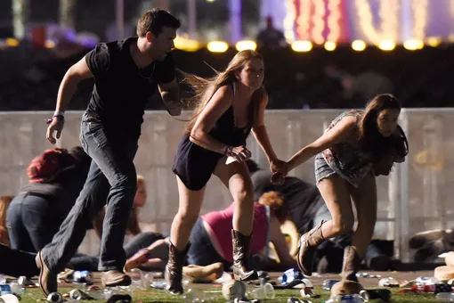 Из окна отеля в Лас-Вегасе застрелили 58 человек. Его владелец подал в суд на пострадавших