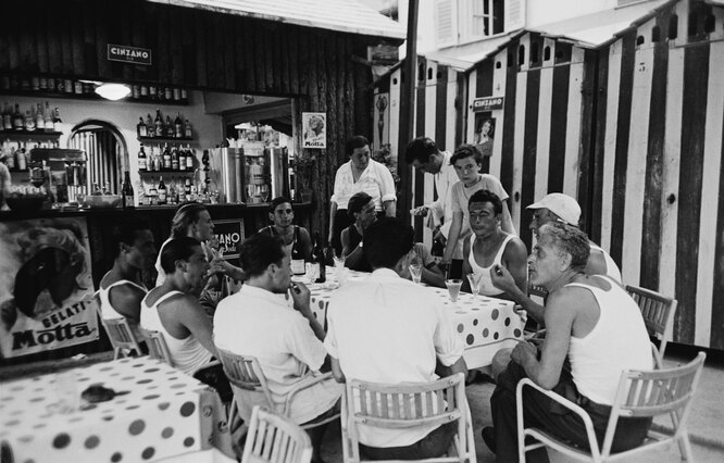 Итальянцы в кафк, 1952