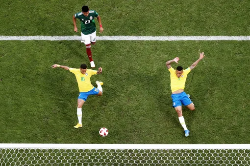 Неймар забивает гол в ворота Мексики в 1/8 финала чемпионата мира.