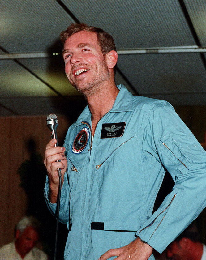 Астронавт Дэйв Скотт, вскоре после возвращения с Луны. Хорошо видны следы крови под ногтями, следствие работы в неудачных перчатках скафандра