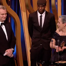 Пранкер, вышедший на сцену за премией BAFTA вместе с командой «Оппенгеймера», попал на церемонию под видом охранника Пранкер, вышедший на сцену за премией BAFTA вместе с командой «Оппенгеймера», попал на церемонию под видом охранника