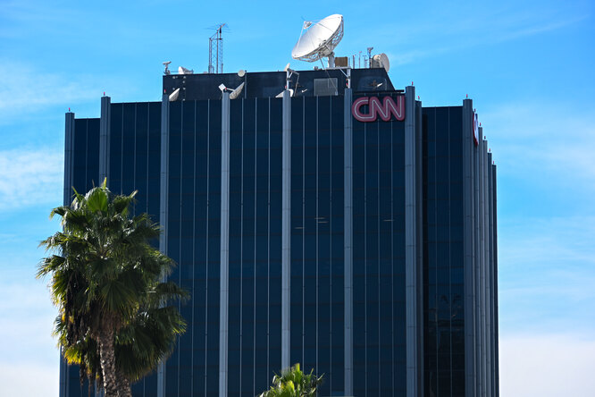 Телеканал CNN уволил 3 сотрудников, которые пришли в офис невакцинированными