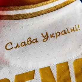УЕФА одобрил форму, в которой сборная Украины выступит на Евро-2020. На ней изобразили Крым и написали лозунг «Слава Украине!» УЕФА одобрил форму, в которой сборная Украины выступит на Евро-2020. На ней изобразили Крым и написали лозунг «Слава Украине!»