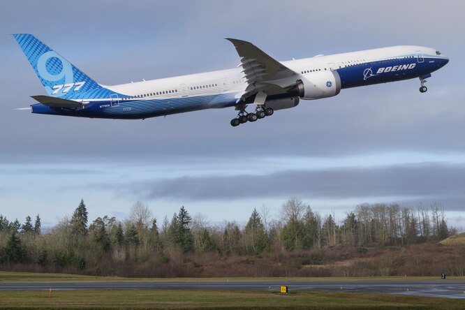 Boeing провел первый испытательный полет нового самолета 777Х. Это крупнейший двухмоторный пассажирский лайнер