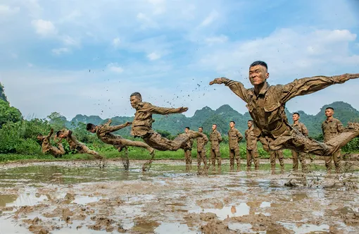 Офицеры и солдаты проводят тренировки в экстремальных условиях, Чунцзо, Китай, 6 мая.