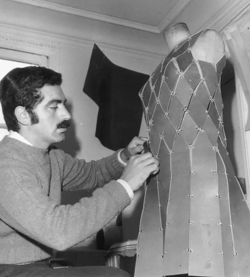 Пако Рабан работает над платьем, 1965