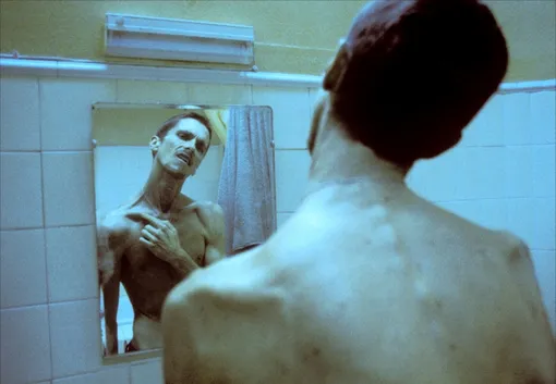 Кадр из фильма «Машинист» / The Machinist (2003)