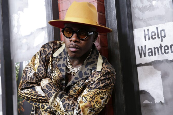 Рэпер DaBaby на концерте попросил включить фонарики только гетеросексуалов и тех, кто не болеет ВИЧ и СПИДом. После критики исполнитель извинился Рэпер DaBaby на концерте попросил включить фонарики только гетеросексуалов и тех, кто не болеет ВИЧ и СПИДом. После критики исполнитель извинился