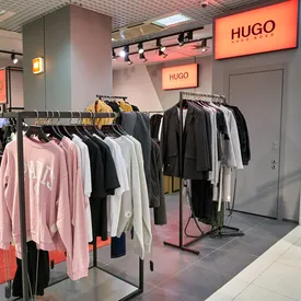 Hugo Boss продал свой российский бизнес компании «Стокманн». Магазины бренда откроются в августе-сентябре