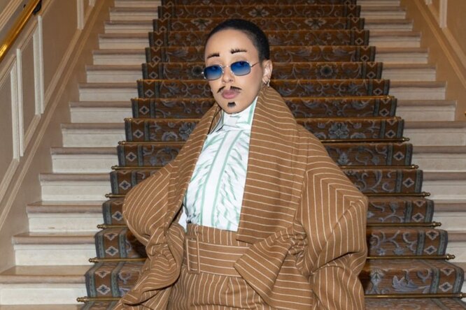 Очередной образ Doja Cat стал поводом для шуток. На этот раз она примерила накладные брови и усики Очередной образ Doja Cat стал поводом для шуток. На этот раз она примерила накладные брови и усики