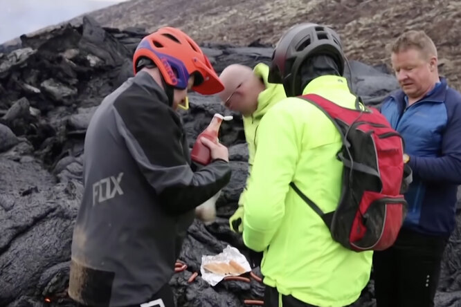Ученые пожарили хот-доги на проснувшемся вулкане Фаградалсфьяль в Исландии
