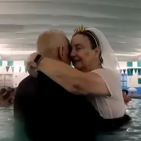 В Иллинойсе пенсионеры устроили свадьбу в бассейне, в котором познакомились