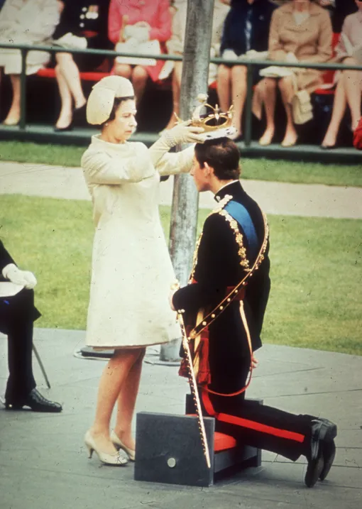 Елизавета II и принц Чарльз в 1969 году