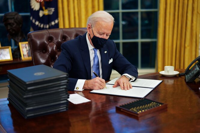Байден объявил о возвращении США в ВОЗ и Парижское соглашение по климату. В первый день на посту президента он подписал 17 указов