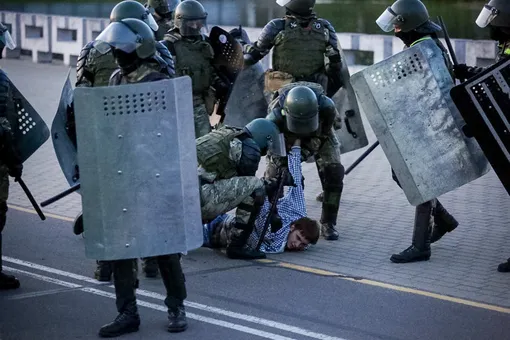 В Беларуси акции против инаугурации Лукашенко попытались разогнать водометами и дубинками. Более 250 человек задержали