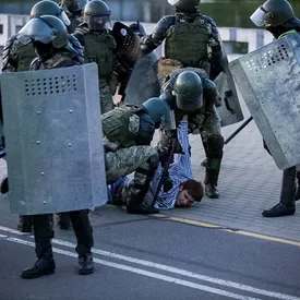 В Беларуси акции против инаугурации Лукашенко попытались разогнать водометами и дубинками. Более 250 человек задержали В Беларуси акции против инаугурации Лукашенко попытались разогнать водометами и дубинками. Более 250 человек задержали