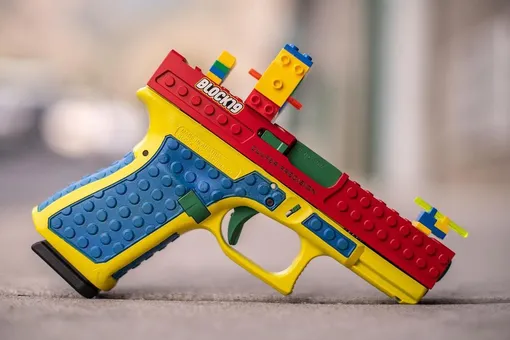 В США создали пистолет, стилизованный под Lego. Компания потребовала прекратить выпуск этого оружия