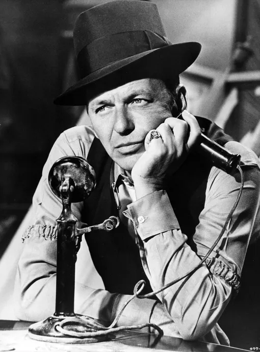 Фрэнк Синатра в фильме «Робин и 7 гангстеров» Фрэнк Синатра в фильме «Робин и 7 гангстеров»