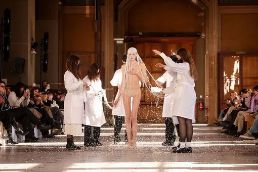 Посмотрите на рассыпающийся жемчуг на показе Kimhekim — один из самых эффектных моментов недели моды в Париже