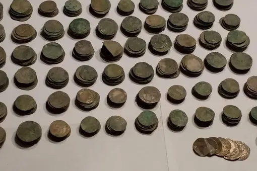 Пара из Великобритании нашла клад с сокровищами XVII века во время ремонта. Коллекция монет будет продана на аукционе за 35 тыс. фунтов стерлингов