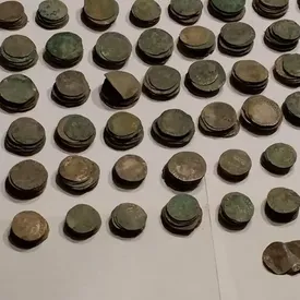 Пара из Великобритании нашла клад с сокровищами XVII века во время ремонта. Коллекция монет будет продана на аукционе за 35 тыс. фунтов стерлингов