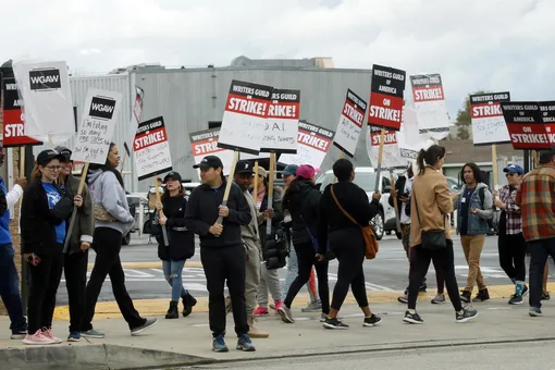 «Люблю запах забастовки поутру»: в США сценаристы вышли на протесты, и их лозунги великолепны