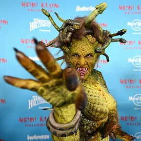 Хайди Клум провела свою ежегодную вечеринку в честь Хэллоуина. Посмотрите, как создавался ее костюм Хайди Клум провела свою ежегодную вечеринку в честь Хэллоуина. Посмотрите, как создавался ее костюм