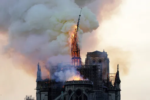 Пылающий собор Парижской Богоматери. Пожар начался 15 апреля и длился почти девять часов. В результате рухнули кровля, шпиль и часы храма