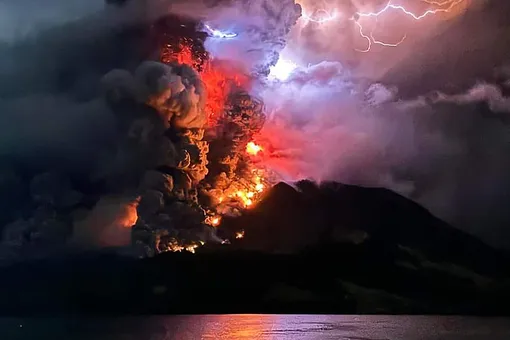 В Индонезии произошло мощное извержение вулкана Руанг. Эвакуированы более 800 жителей близлежащих деревень