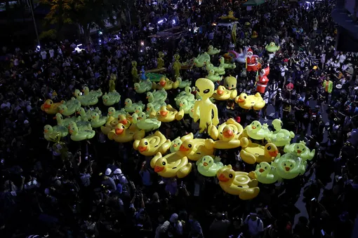 DOCUMENT DATE:November 27, 2020Protesters hold inflatable toys during a pro-democracy rally demanding the prime minister resign and reforms on the monarchy, in Bangkok, Thailand, November 27, 2020.