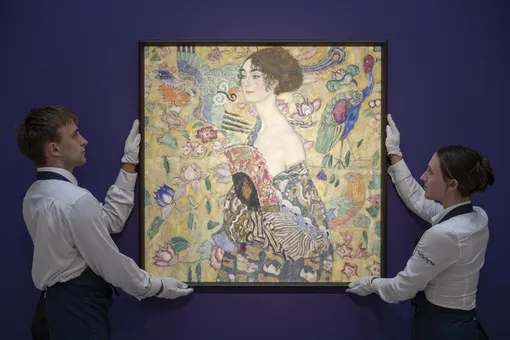«Дама с веером» Климта стала самой дорогой картиной, когда-либо проданной на аукционе в Европе