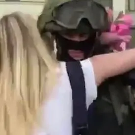 В Минске у Дома правительства Беларуси сотрудники ОМОН опустили щиты перед протестующими