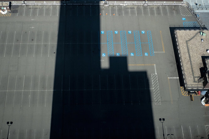 Пустая открытая автомобильная парковка на Манхэттене