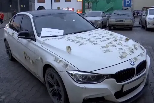 «Не хватает на проезд? Возьми». В центре Екатеринбурга обнаружили BMW, обклеенный десятирублевыми купюрами