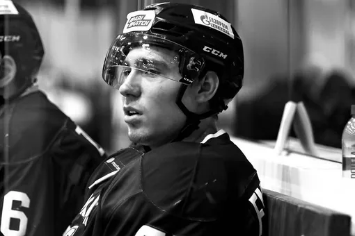 Хоккеист молодежного «Динамо» из Петербурга умер после попадания шайбы в голову. Ему было 19 лет