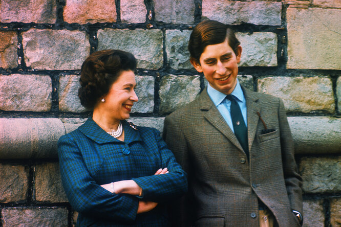 Принц Чарльз и королева Елизавета II, 1969