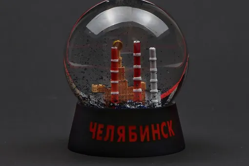 Экоактивист из Челябинска создал новогодние шары с черным снегом. Это должно привлечь внимание к проблеме экологии