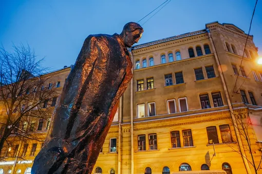 Дементор, Пизанская башня и «уродство»: петербуржцы раскритиковали новый памятник Александру Блоку