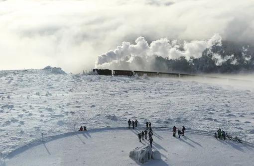 Поезд едет по горе Брокен (Германия) на достаточной высоте, чтобы облака оказались снизу. 28 декабря 2019