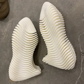 Канье Уэст показал фото новых моделей Yeezy Boost. Их уже сравнили с картофелем, сушкой для посуды и презервативами Канье Уэст показал фото новых моделей Yeezy Boost. Их уже сравнили с картофелем, сушкой для посуды и презервативами